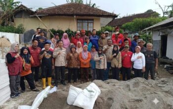 Rumah Minawati Tak Layak Huni, Dinsos Garut Turun Tangan Bersama Warga Rehabilitasi Hunian di Cilawu