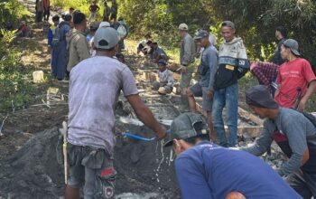 Jalan Tak Kunjung Diperbaiki, Warga Karangsewu Garut Pilih Patungan Cor Beton