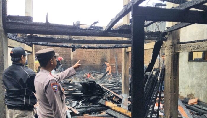 Gudang Kusen Kayu di Garut Terbakar Saat Subuh, Polisi Duga Dipicu Korsleting Listrik