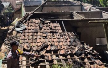 Diduga Korsleting Listrik, Rumah Panggung di Banjarwangi Ludes Terbakar saat Pemilik Berada di Kebun