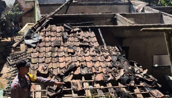 Diduga Korsleting Listrik, Rumah Panggung di Banjarwangi Ludes Terbakar saat Pemilik Berada di Kebun