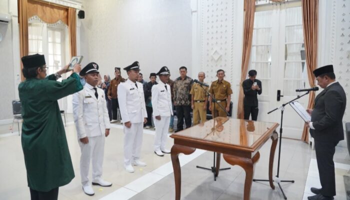Bupati Garut Lantik Tiga Kepala Desa PAW, Berpesan Jangan Jadikan Keterbatasan Anggaran Alasan Berhenti Berkarya