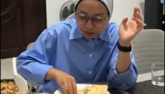 Momen Santai Usai Bekerja, Wabup Garut Putri Karlina Nikmati Nasi Liwet Kiriman Warga