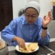 Momen Santai Usai Bekerja, Wabup Garut Putri Karlina Nikmati Nasi Liwet Kiriman Warga