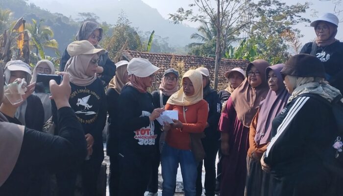 Sentuhan Kepedulian Emak-emak Rose Club untuk Tiga Janda Korban Kebakaran di Cisewu, Bawa Bantuan dan Semangat Bangkit