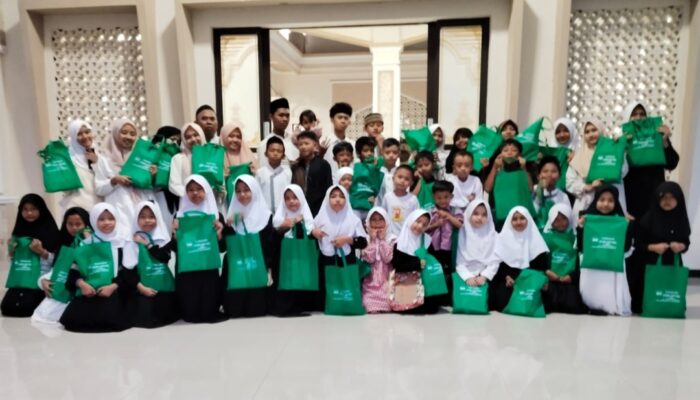 Yayasan At Taqwa Garut Kota Salurkan 120 Paket Perlengkapan Sekolah untuk Anak Yatim dan Santri Jelang Tahun Ajaran Baru