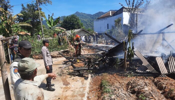 Rumah Panggung di Bungbulang Garut Ludes Terbakar, Diduga Dipicu Tungku Pengolahan Gula Aren