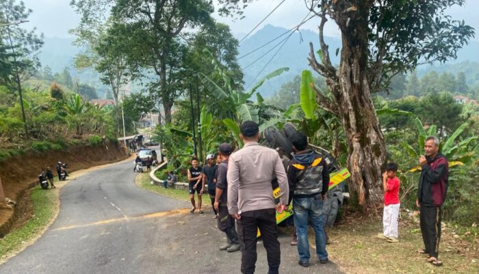 Truk Bermuatan Material Bangunan Terguling di Tikungan Sumadra Garut, Diduga Rem Blong
