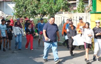 Sentil Perilaku Buang Sampah Sembarangan, Politikus Garut Ini Garuk Drainase Kampung Gordah