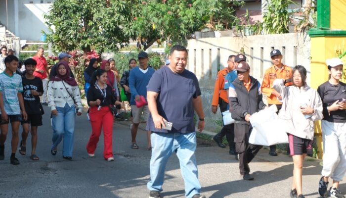 Sentil Perilaku Buang Sampah Sembarangan, Politikus Garut Ini Garuk Drainase Kampung Gordah