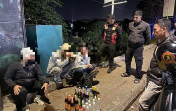 Razia Pengedar Miras Dini Hari di Kerkof Garut: 5 Orang Diciduk, 50 Botol disita ​