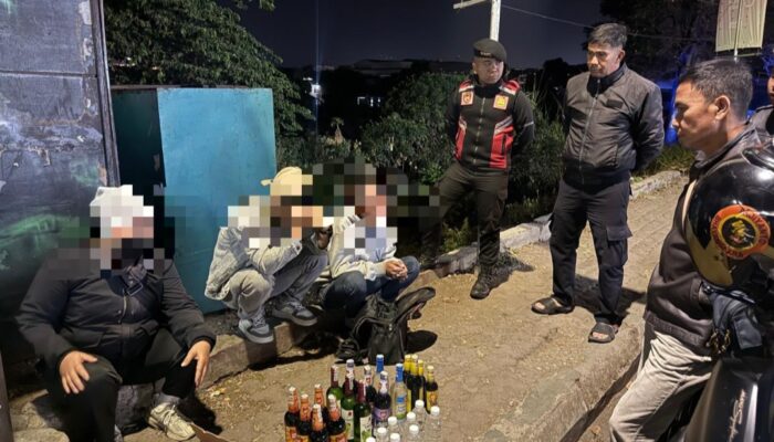 Razia Pengedar Miras Dini Hari di Kerkof Garut: 5 Orang Diciduk, 50 Botol disita ​