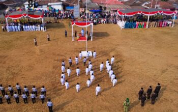 Paskibra Cigedug Bentuk Angka 81 Saat Kibarkan Bendera Merah Putih di HUT RI