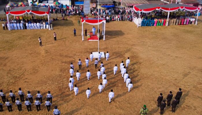 Paskibra Cigedug Bentuk Angka 81 Saat Kibarkan Bendera Merah Putih di HUT RI
