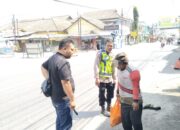 Aksi Cepat Polsek Kadungora Evakuasi Pria Diduga ODGJ di Pintu Mixue Garut