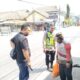 Aksi Cepat Polsek Kadungora Evakuasi Pria Diduga ODGJ di Pintu Mixue Garut