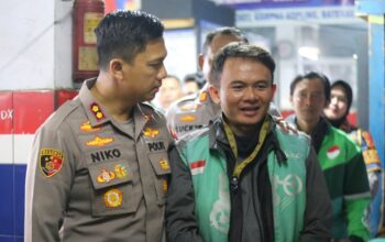 Polres Garut Bagikan Oli Gratis ke 40 Ojol, Dorong Mitra Jaga Kamtibmas