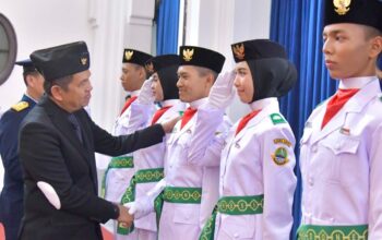 Dedi Mulyadi Kukuhkan 51 Paskibraka Jabar, Tekankan Kehormatan di Atas Kekuasaan