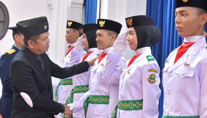 Dedi Mulyadi Kukuhkan 51 Paskibraka Jabar, Tekankan Kehormatan di Atas Kekuasaan