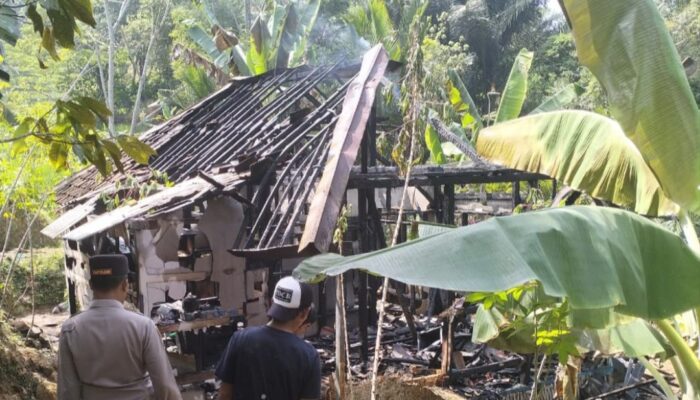 Rumah Panggung di Banjarwangi Garut Hangus Terbakar, Polisi Duga Dipicu Korsleting Listrik