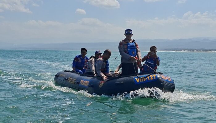 Tiga Wisatawan Terseret Arus di Pantai Karangpapak, Tim SAR Garut Perluas Pencarian