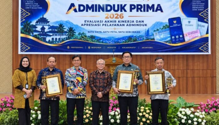 Ganjar Pelayanan Adminduk Garut, Gubernur Dedi Mulyadi Serahkan Penghargaan Pembina Adminduk Prima 2026