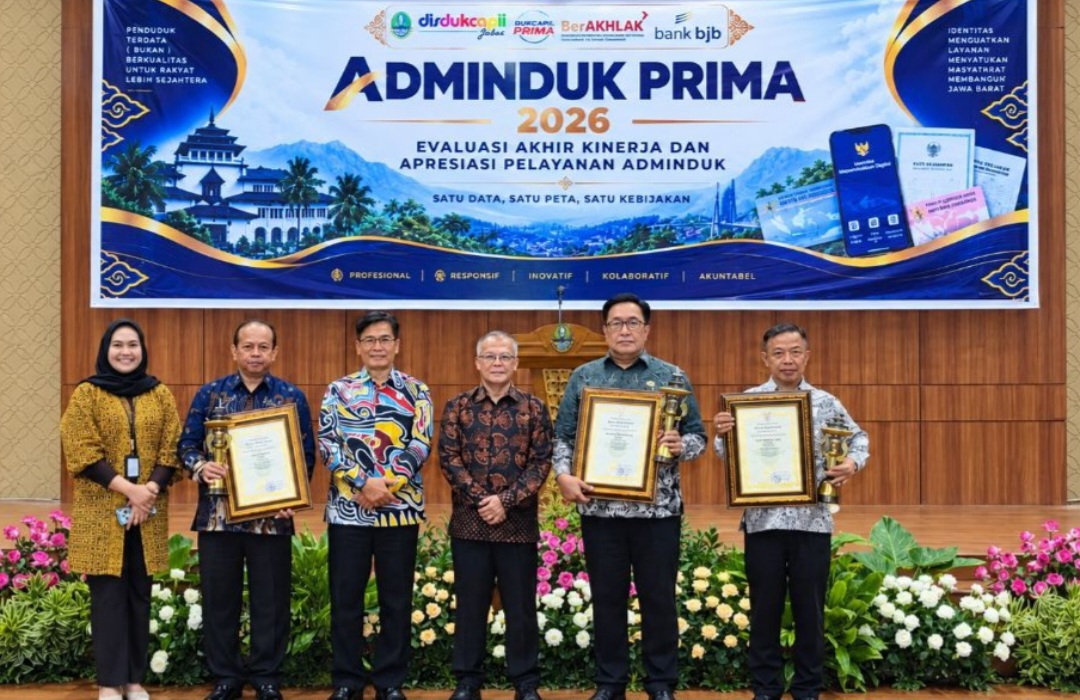 Ganjar Pelayanan Adminduk Garut, Gubernur Dedi Mulyadi Serahkan Penghargaan Pembina Adminduk Prima 2026