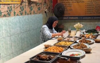 Warung Nasi Bah Emod di Pasar Ciawitali Garut, Ayam Kampung dan Perkedel Segede Bantal