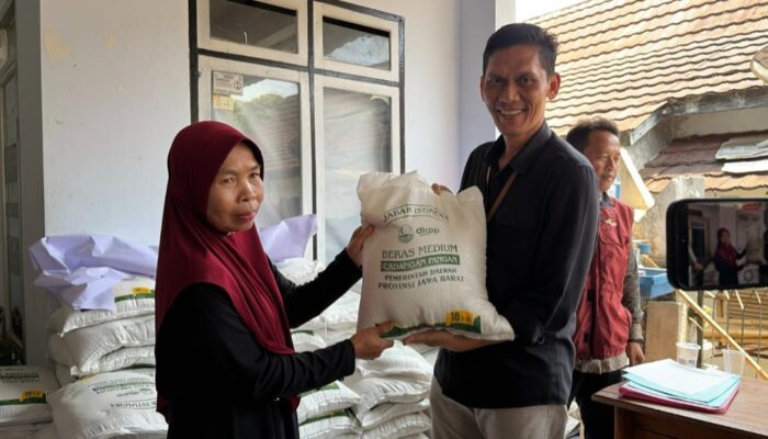 Jabar ‘Sisir’ Purwakarta: Bagi Beras 1,5 Ton dan Ayam DOC Demi Ketahanan Pangan