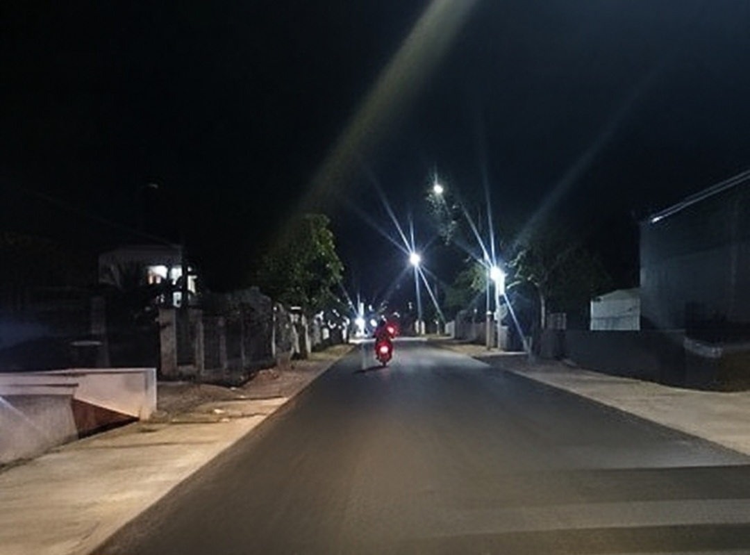 Abaikan Rawan Malam, Polsek Cilawu Garut Kawal Warga Tembus Jalur Sepi Flamboyan