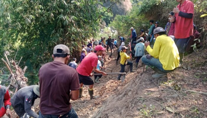 Demi Ibu Bersalin dan Nyawa Pasien, Warga Ciparay Garut Garap Pelebaran Jalan Swadaya ​