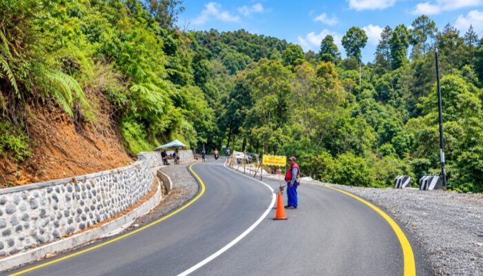 Gunung Gelap Garut: Jalan Tua di Lereng Curam, Diapit Sejarah dan Cerita Mistis