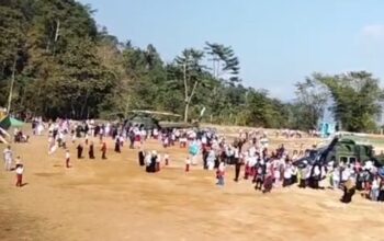 Helikopter KSAD Maruli Mendarat di Desa Pamalayan Cisewu, Warga Rela Menunggu Sejak Subuh