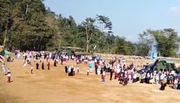 Helikopter KSAD Maruli Mendarat di Desa Pamalayan Cisewu, Warga Rela Menunggu Sejak Subuh