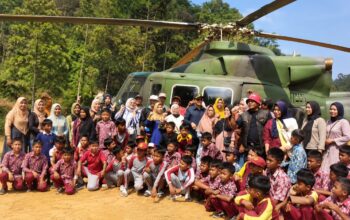 Helikopter TNI AU Mendarat di Cisewu, Ratusan Warga Tumpah ke Lapangan Jelang Kedatangan KSAD