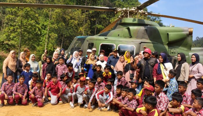 Helikopter TNI AU Mendarat di Cisewu, Ratusan Warga Tumpah ke Lapangan Jelang Kedatangan KSAD