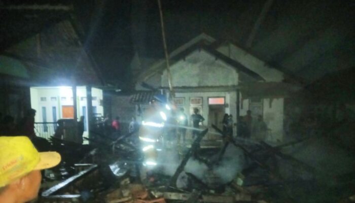 Gas Meluber Tersambar Tungku, Rumah Panggung Buruh di Cigedug Garut Ludes Terbakar