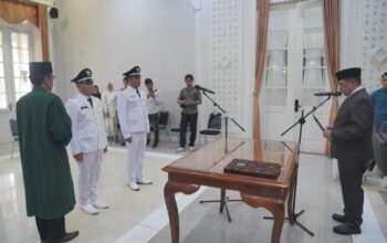 Syakur Amin Lantik Dua Kades PAW Garut, Sentil Anggaran Cupet dan Anak Putus Sekolah