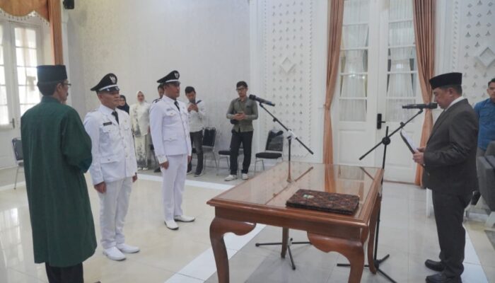 Syakur Amin Lantik Dua Kades PAW Garut, Sentil Anggaran Cupet dan Anak Putus Sekolah