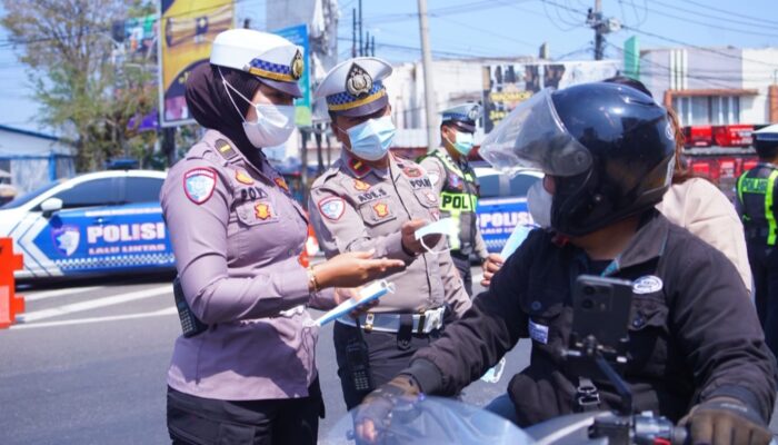 Waspada Debu Vulkanik, Polres Garut Turun ke Jalan Bagikan Ratusan Masker