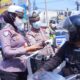Waspada Debu Vulkanik, Polres Garut Turun ke Jalan Bagikan Ratusan Masker