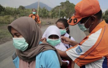 Abu Vulkanik Anak Krakatau Kepung Jakarta, Banten, dan Jabar: Warga Diminta Pakai Masker ​