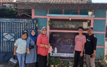 Melawan Kepunahan Bahasa Sunda dari Sebuah Saung di Garut