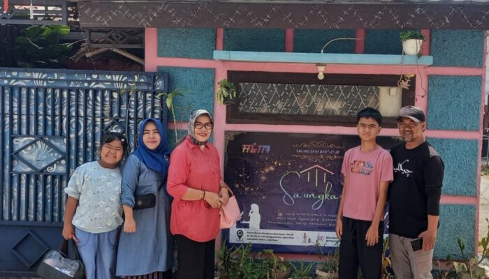 Melawan Kepunahan Bahasa Sunda dari Sebuah Saung di Garut