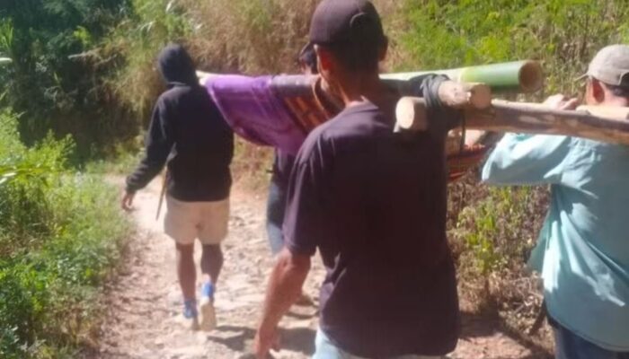 Puluhan Tahun Tanpa Akses Jalan, Warga Ciparay Garut Terpaksa Tandu Pasien 10 Kilometer