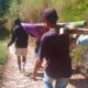 Puluhan Tahun Tanpa Akses Jalan, Warga Ciparay Garut Terpaksa Tandu Pasien 10 Kilometer