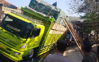 Dugaan Overload dan As Roda Patah, Truk Fuso Oleng di Jalur Bandung–Tasikmalaya