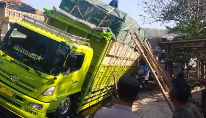Dugaan Overload dan As Roda Patah, Truk Fuso Oleng di Jalur Bandung–Tasikmalaya
