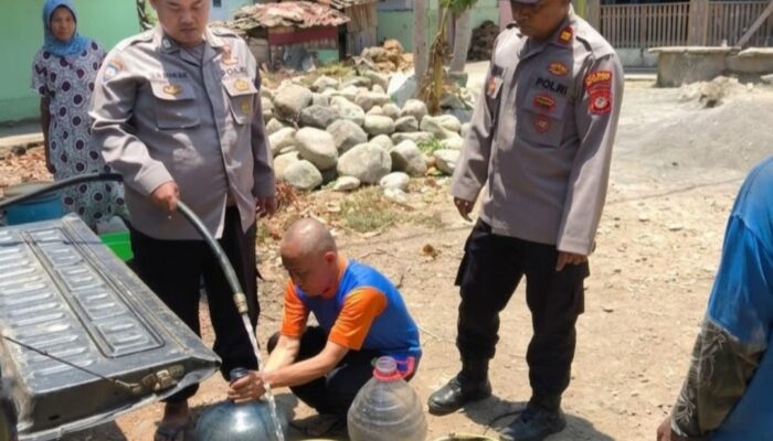 Krisis Air Bersih Garut Selatan, Polsek Cibalong Pasok 1.500 Liter ke Desa Karyasari ​