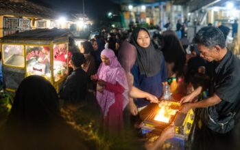 Kejutan di Kaki Talaga Bodas, Anggota DPR Borong Jajanan untuk Ratusan Santri di Hari Santri